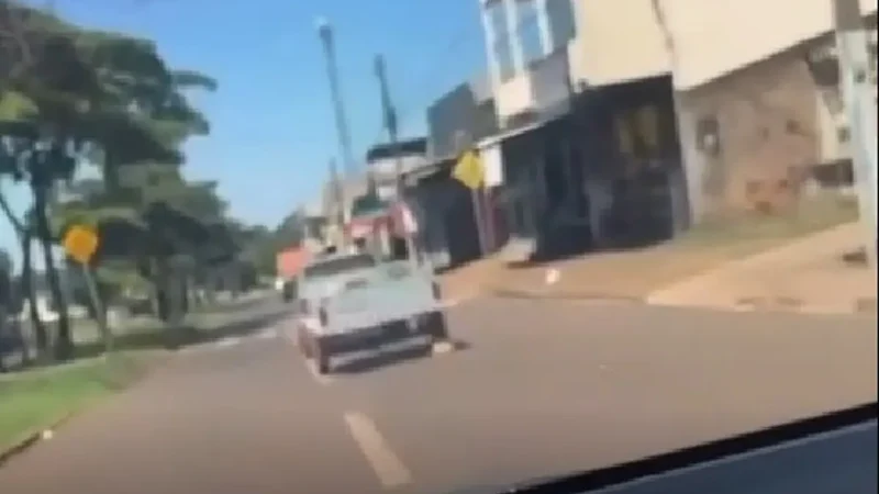 Motorista é flagrado arrastando cão em carretinha no Bairro Floresta, em Goiânia