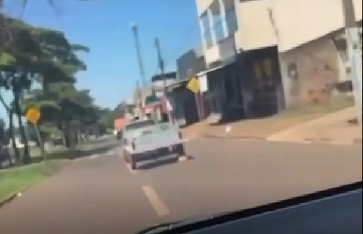 Motorista é flagrado arrastando cão em carretinha no Bairro Floresta, em Goiânia