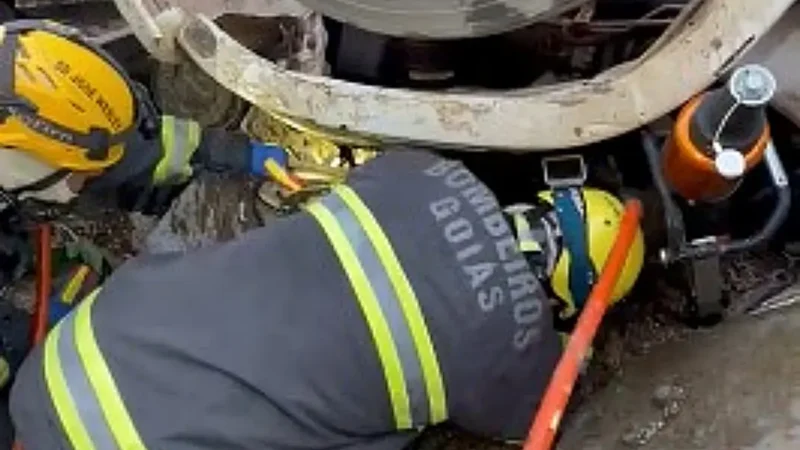 Motorista sobrevive após ficar preso sob cabine de carreta em Luziânia