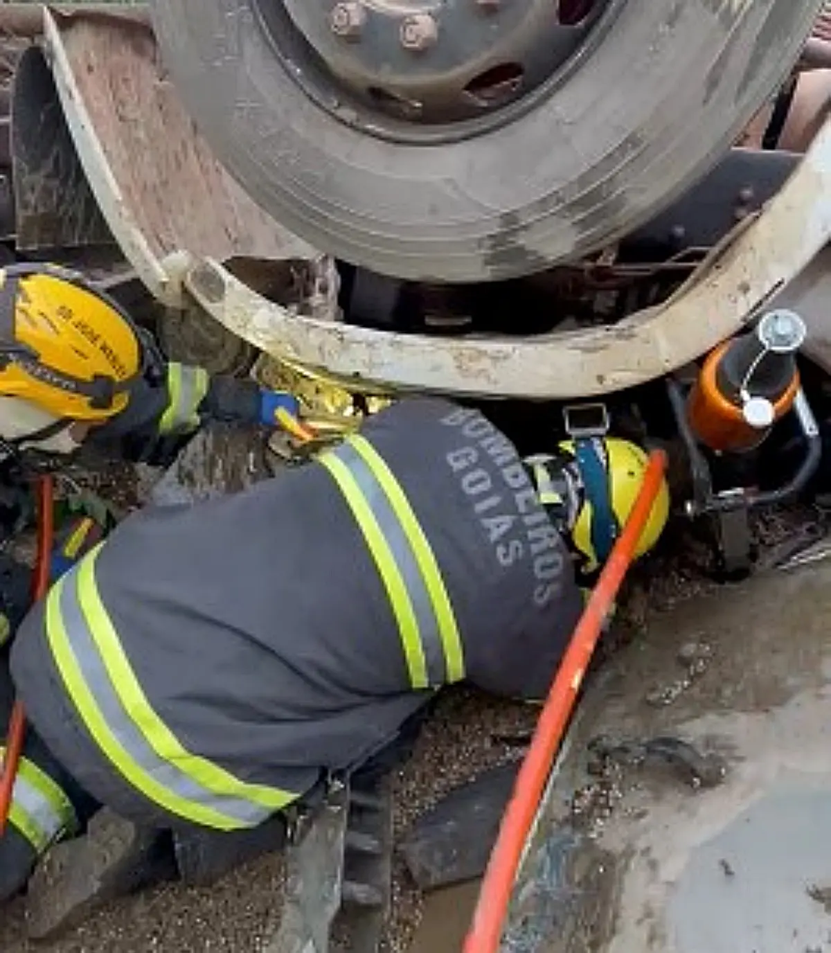 Motorista sobrevive após ficar preso sob cabine de carreta em Luziânia