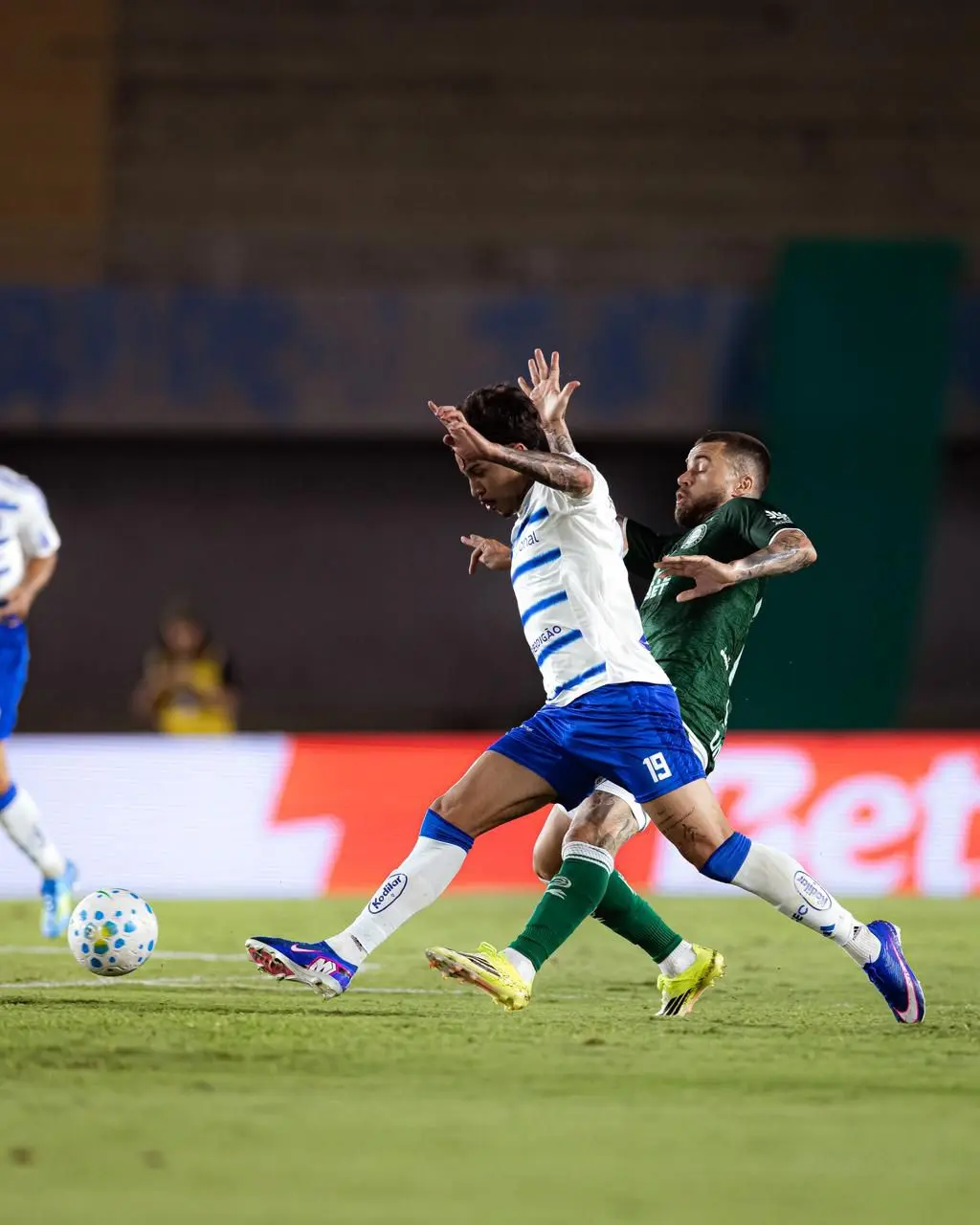 No adeus ao Serra, Goiás arranca empate com golaço no fim contra o Cruzeiro