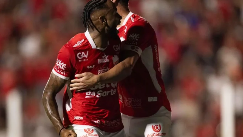 No duelo dos invictos, Vila Nova derrota Operário-PR no OBA e assume a liderança da Série B