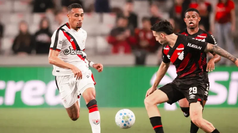 “O Atlético tem camisa”, Adson Batista valoriza o empate com o Furacão em Curitiba