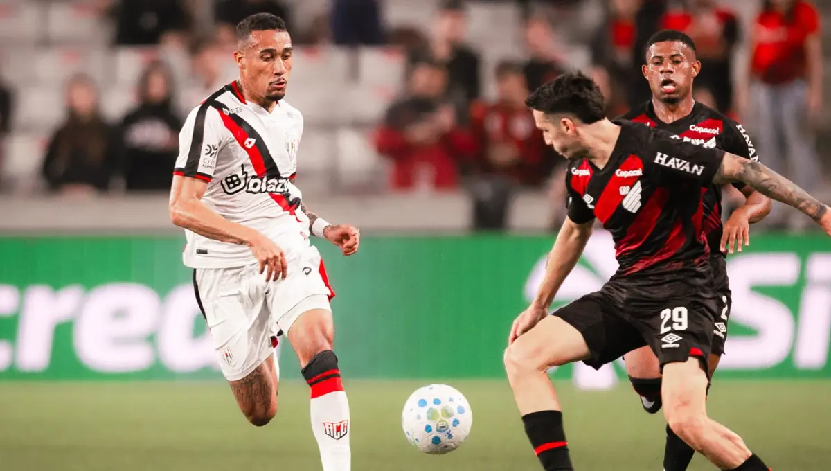 “O Atlético tem camisa”, Adson Batista valoriza o empate com o Furacão em Curitiba