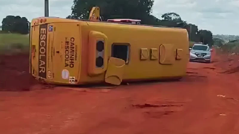Ônibus com crianças tomba em Mozarlândia; vídeo