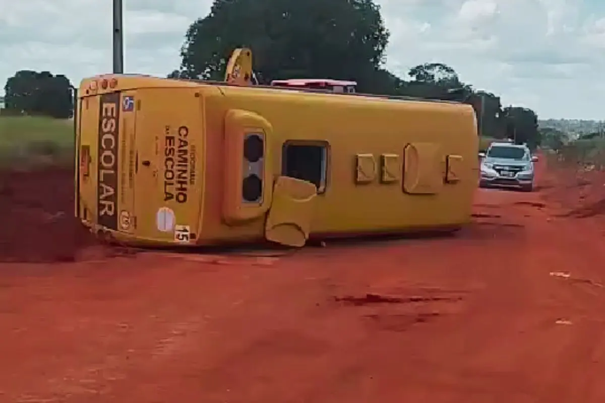 Ônibus com crianças tomba em Mozarlândia; vídeo