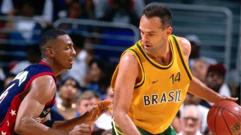Oscar Schmidt marcou cerca de 10 mil pontos a mais que Michael Jordan e Kobe Bryant, astros da NBA; veja números