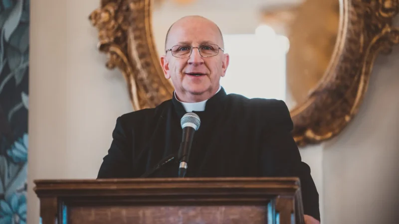 Padre exorcista faz alerta sobre aliens, demônios e a humanidade