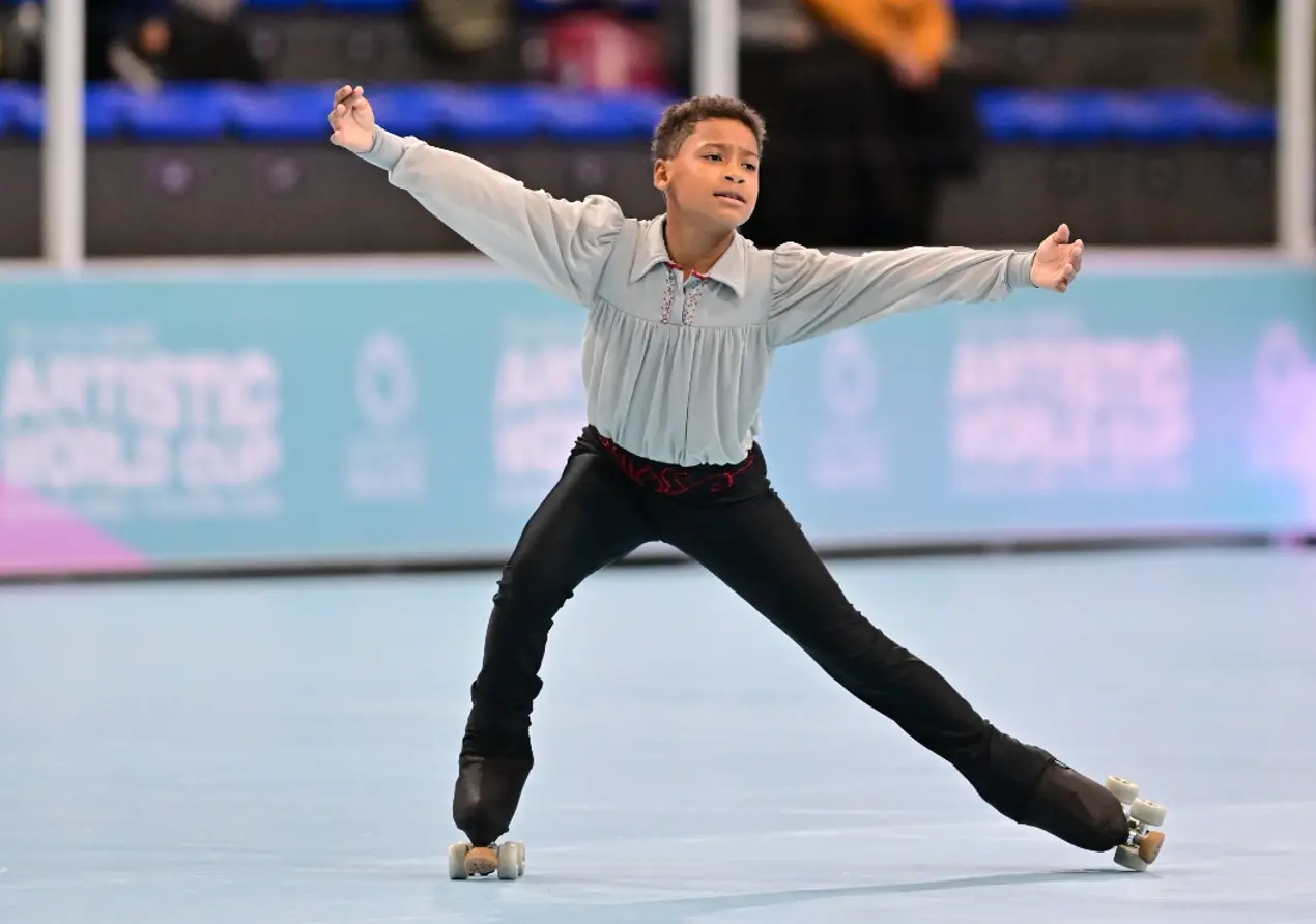 Patinador goiano de 11 anos conquista ouros em Copa do Mundo