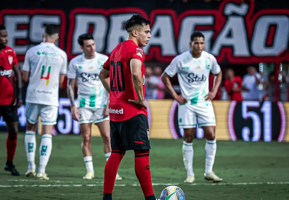 Por dívida com Alejo Cruz, Atlético é punido pela Fifa com transfer ban