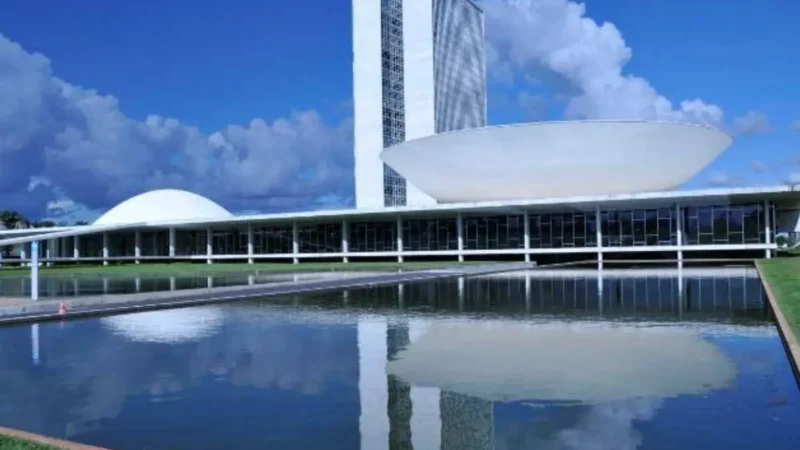 Relator se diz a favor da PEC 6×1, mas oposição pede adiamento