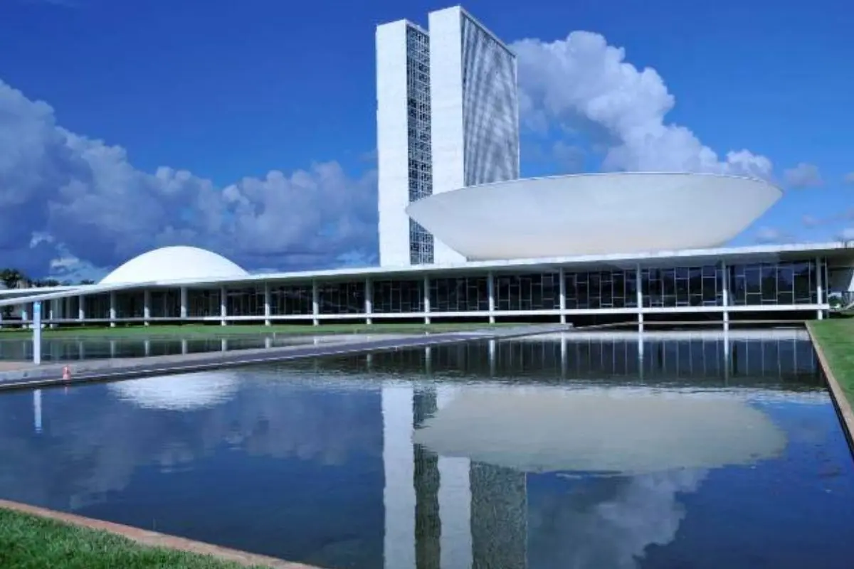 Relator se diz a favor da PEC 6×1, mas oposição pede adiamento