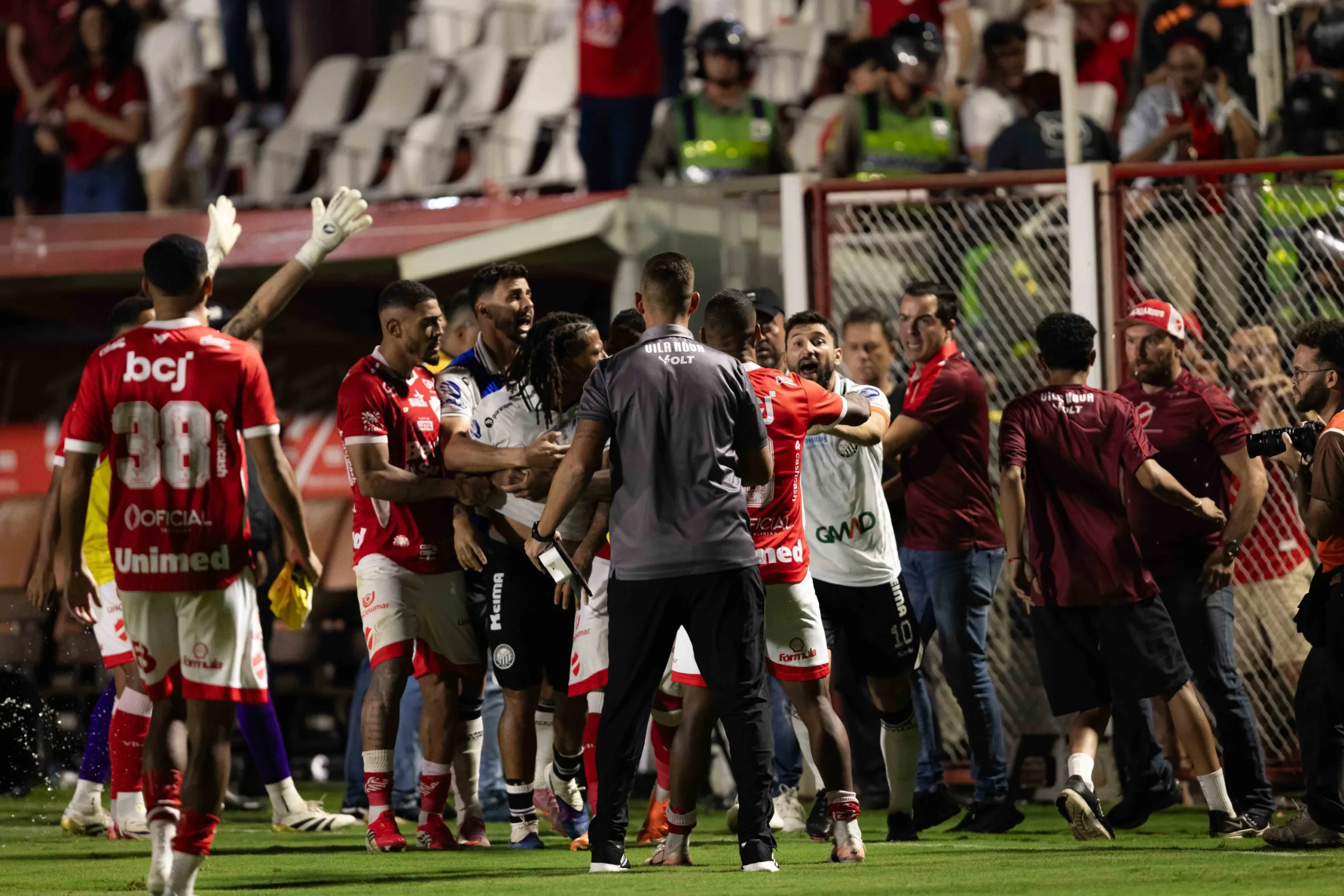 STJD multa o Vila Nova em R$ 32 mil por incidentes na Série B; entenda a punição