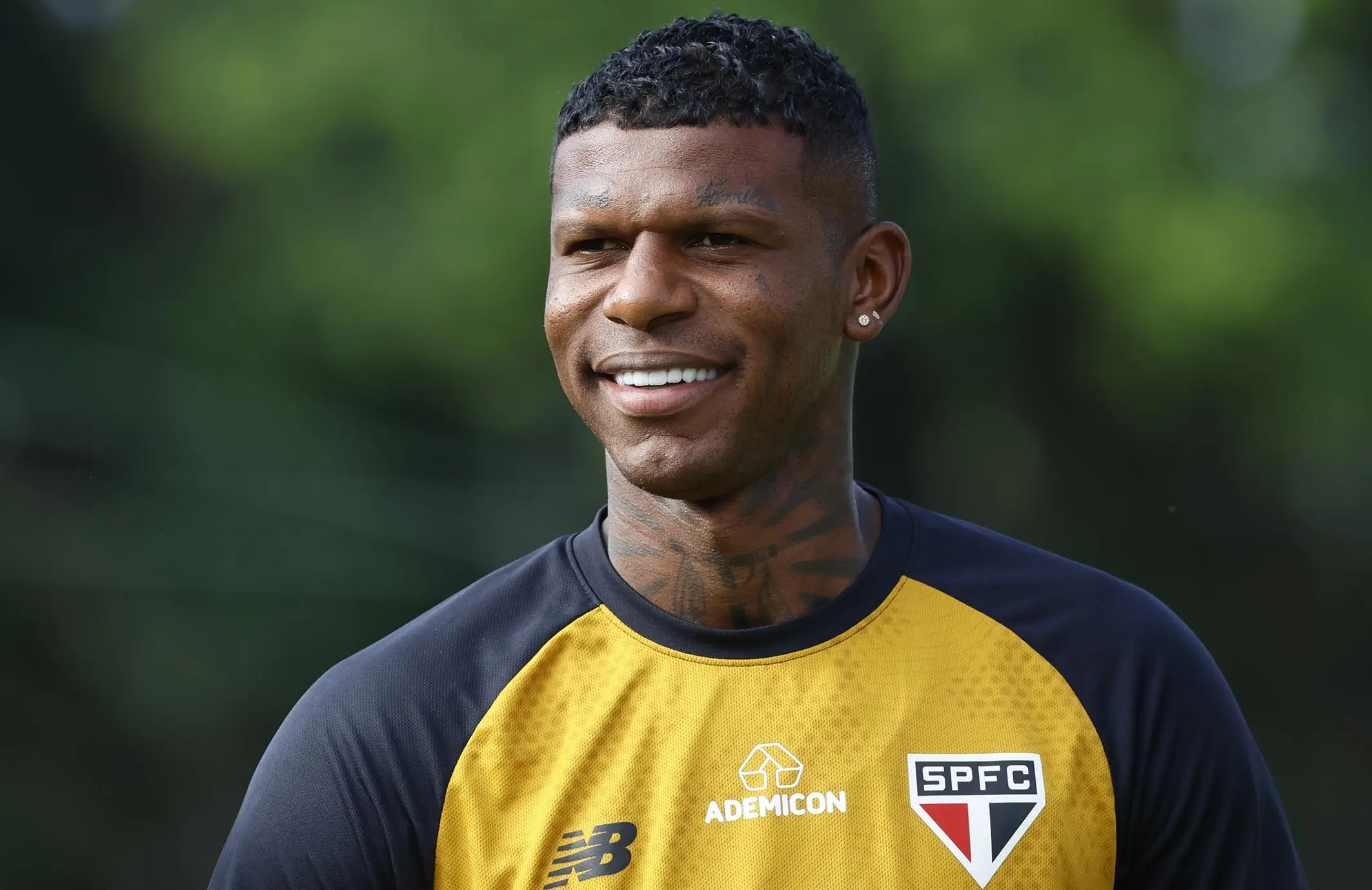 São Paulo notifica Arboleda e dá prazo de 24 horas para zagueiro retornar ao clube ou justificar sumiço