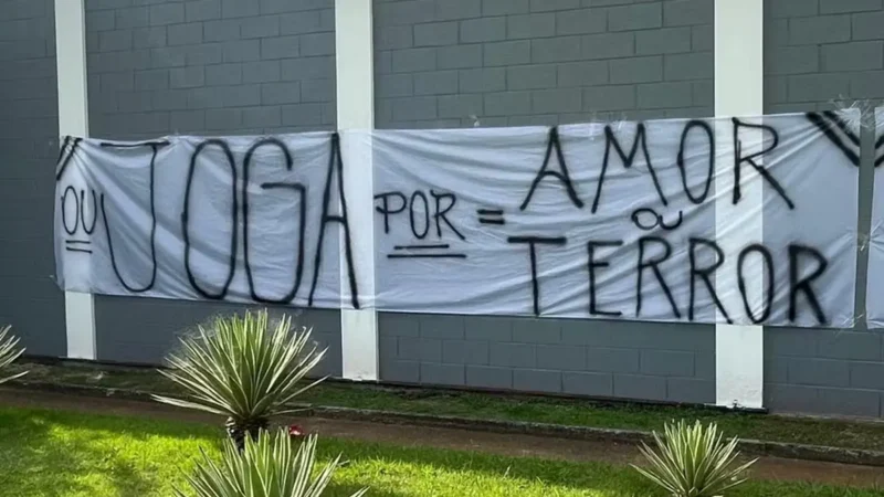 Torcedores do Corinthians voltam a pressionar jogadores e penduram faixas de protesto “Elenco vagabundo”
