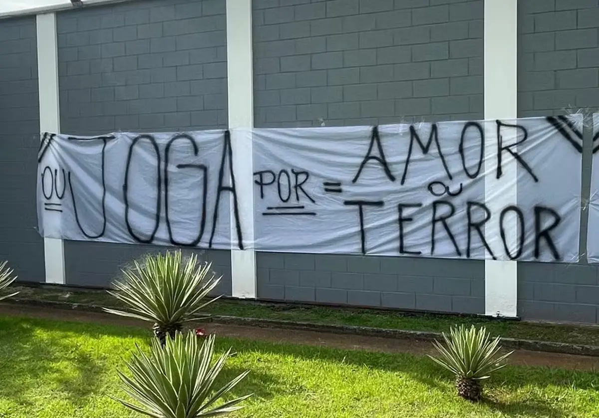 Torcedores do Corinthians voltam a pressionar jogadores e penduram faixas de protesto “Elenco vagabundo”