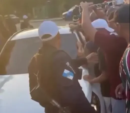 Torcedores do Fluminense protestam no CT e cobram jogadores após derrota na Libertadores