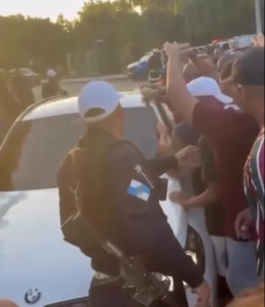 Torcedores do Fluminense protestam no CT e cobram jogadores após derrota na Libertadores