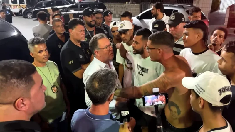 Torcida do Santos cobra Marcelo Teixeira, presidente do clube, sobre contrato com empresa de Neymar Pai