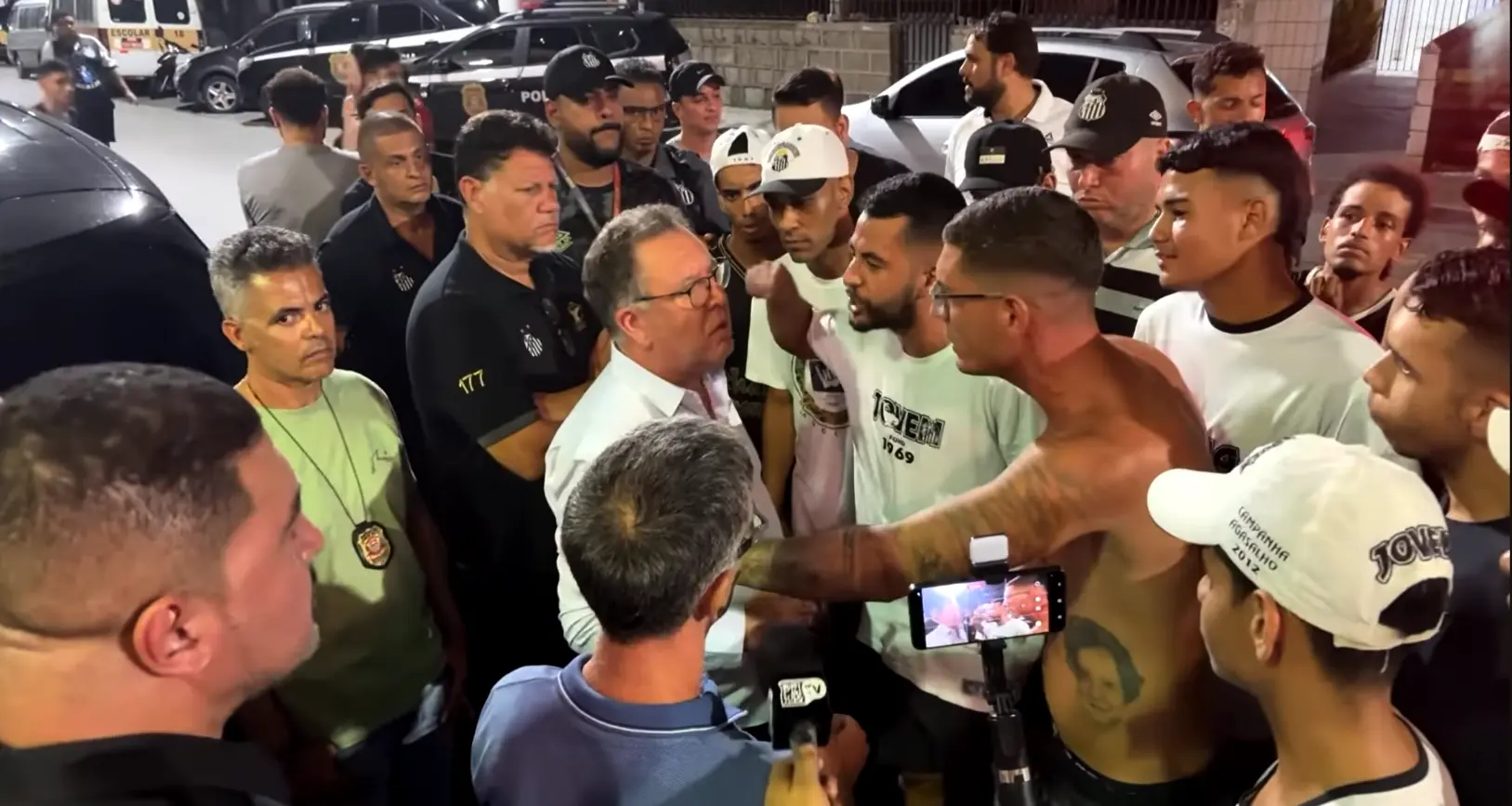 Torcida do Santos cobra Marcelo Teixeira, presidente do clube, sobre contrato com empresa de Neymar Pai