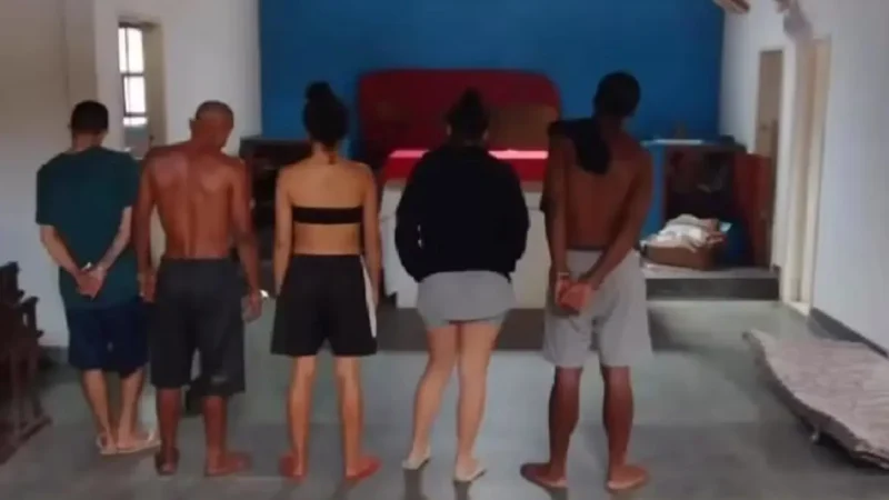 Traficantes fazem igreja de boca de fumo com sexo no altar