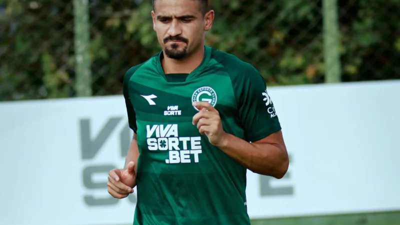 Último contratado, Ramon destaca ambiente do Goiás, reencontro com Daniel Paulista e foco no acesso