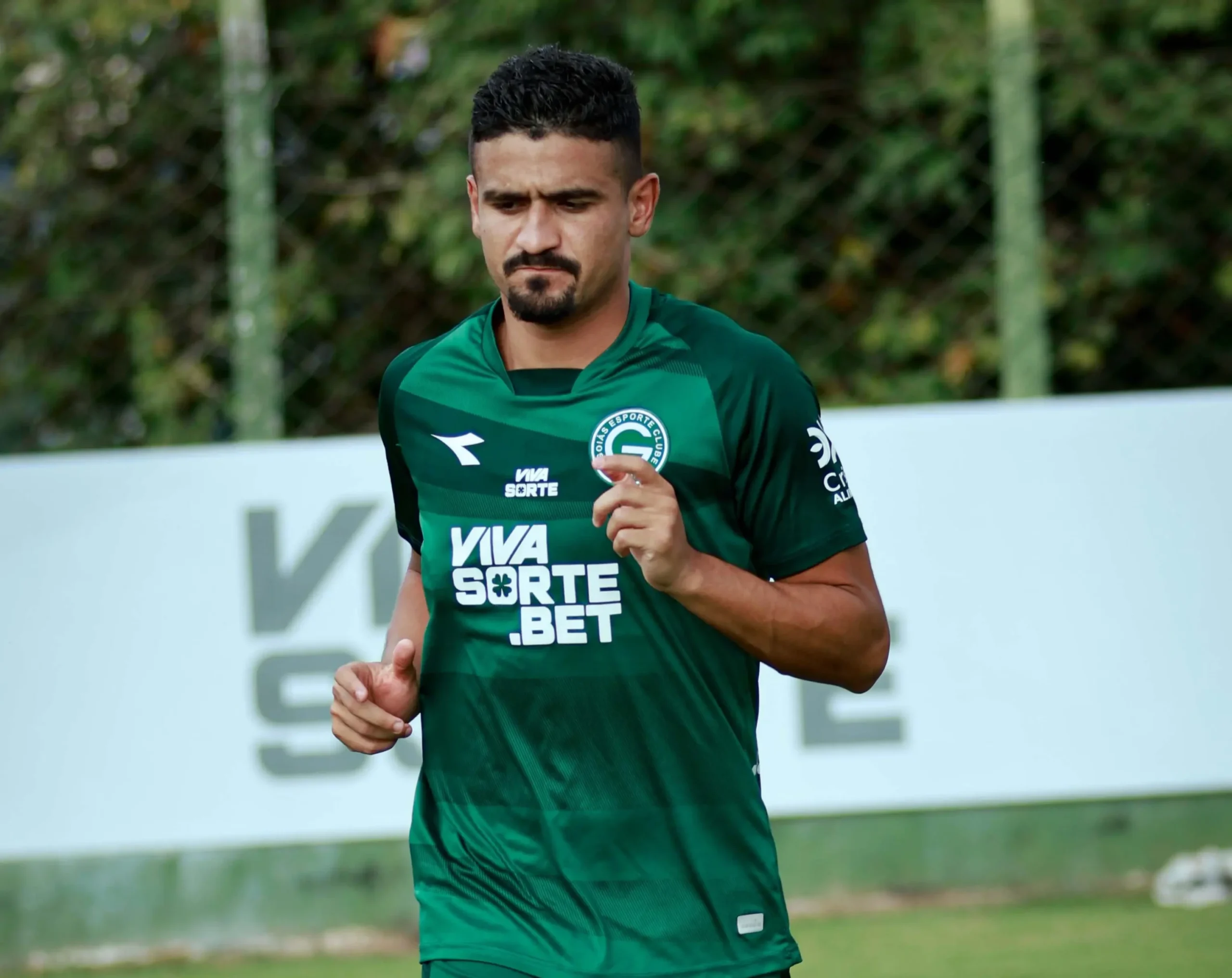 Último contratado, Ramon destaca ambiente do Goiás, reencontro com Daniel Paulista e foco no acesso
