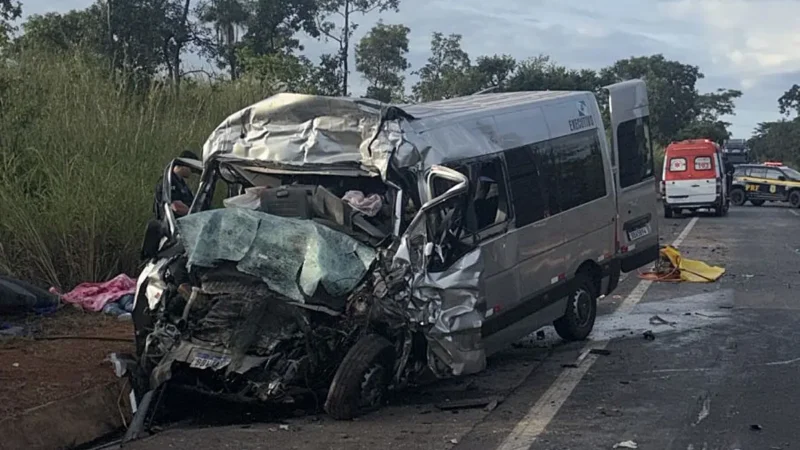 Van de acidente com 8 mortos em Formosa não tinha autorização para transporte de passageiros