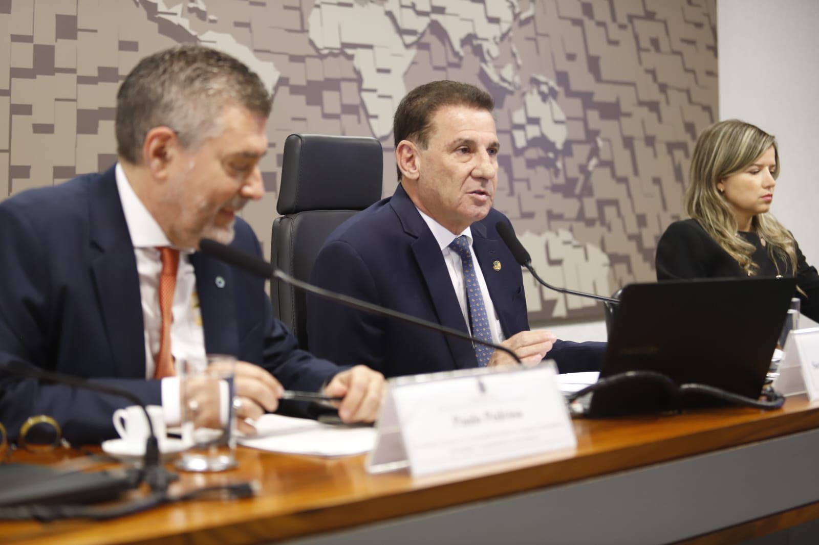 Vanderlan conduz audiência pública sobre data centers com IA