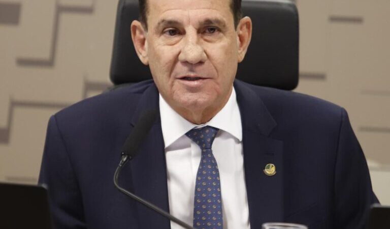 Vanderlan entrega máquinas a 39 municípios nesta sexta