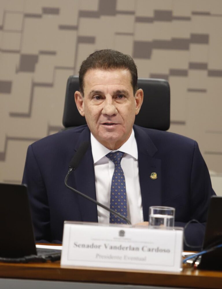 Vanderlan entrega máquinas a 39 municípios nesta sexta