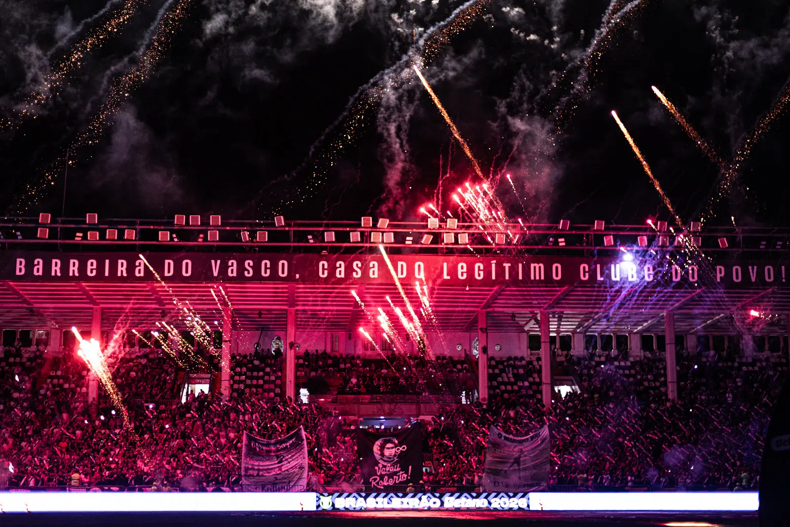 Vasco é absolvido pelo STJD por interrupção do VAR, mas é multado por sinalizadores