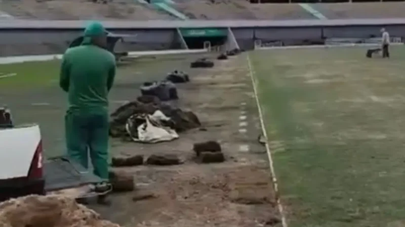 Vídeo mostra funcionários do Goiás tratando do gramado do estádio Serra Dourada