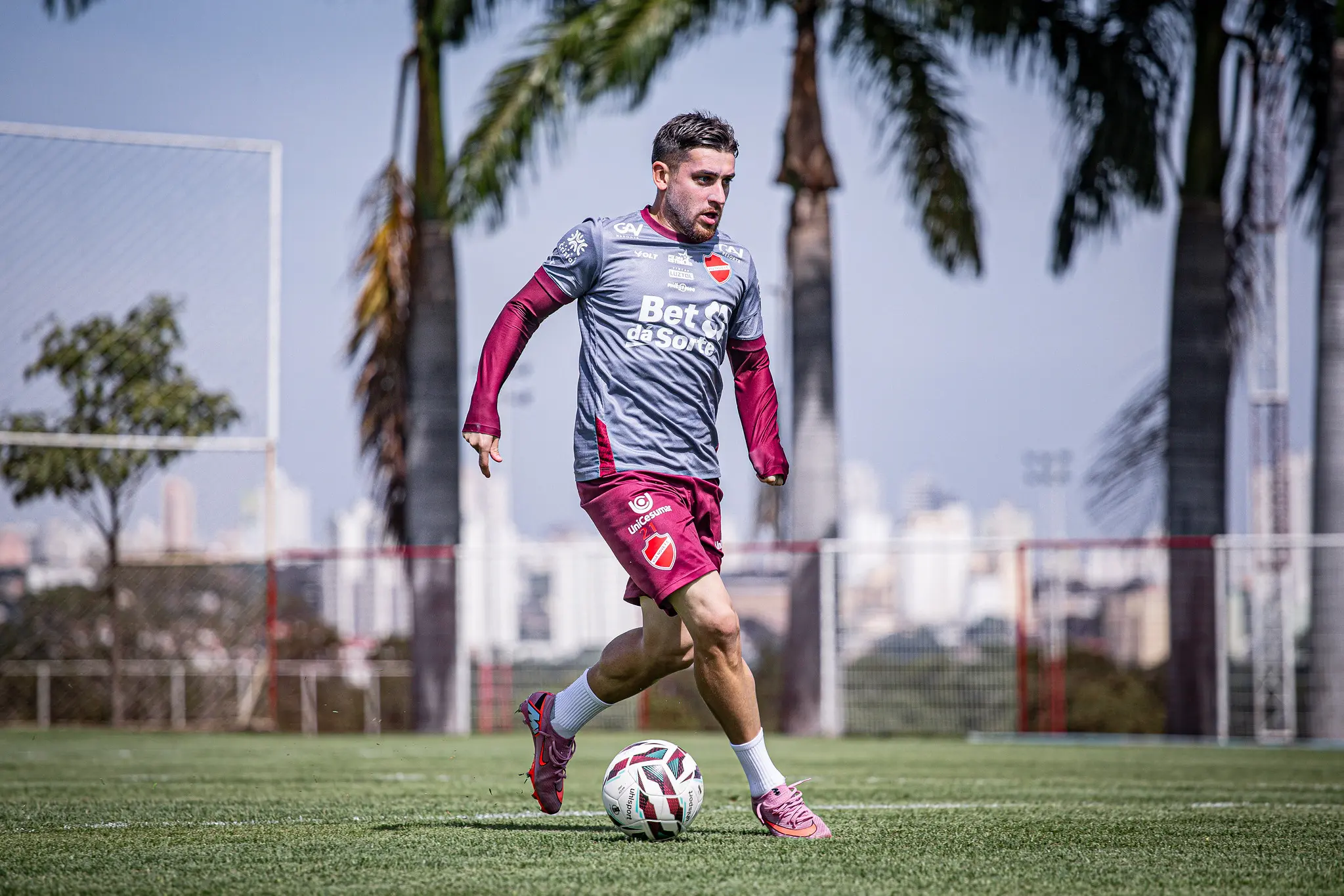 Vila Nova terá mudança no meio de campo para duelo contra o Ceará; atacante está recuperado