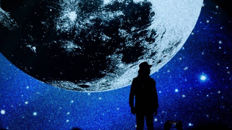 Com cenografia caprichada, Alceu chega a Salvador com ’80 Girassóis’