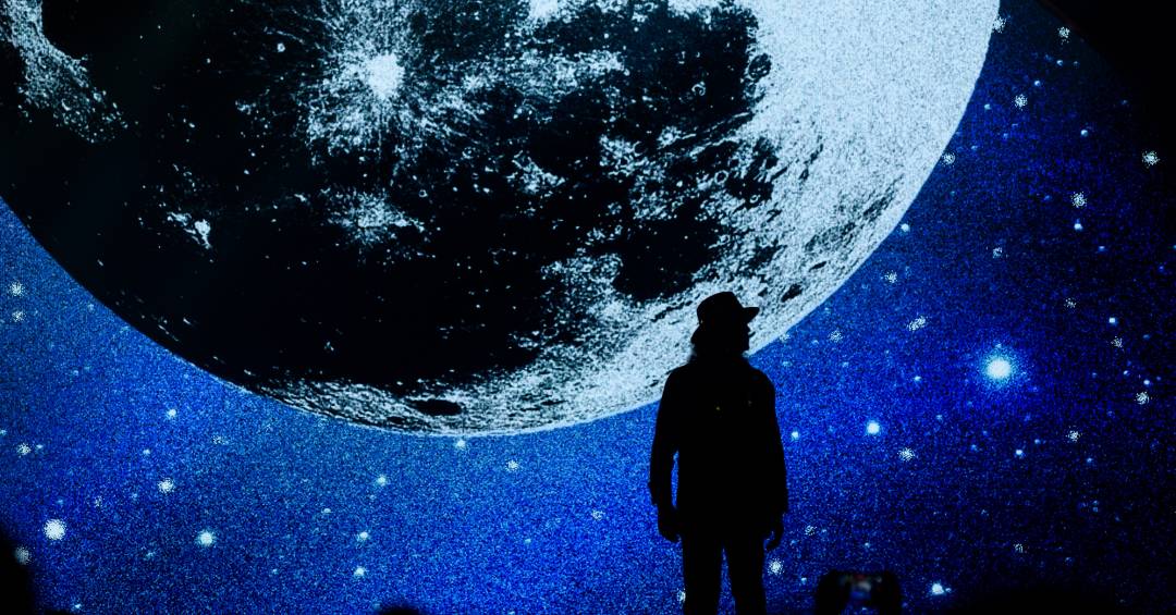 Com cenografia caprichada, Alceu chega a Salvador com ’80 Girassóis’