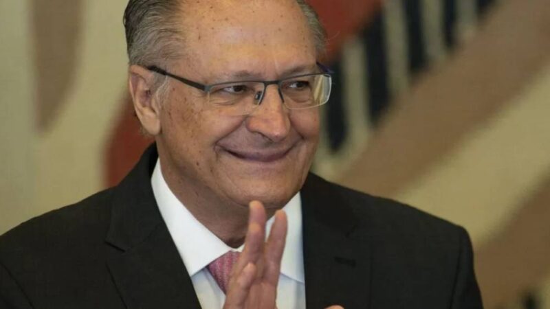 Após taxa das blusinhas, varejo nacional eleva preços e não gera empregos