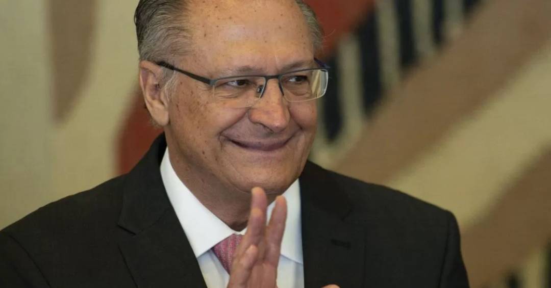 Após taxa das blusinhas, varejo nacional eleva preços e não gera empregos