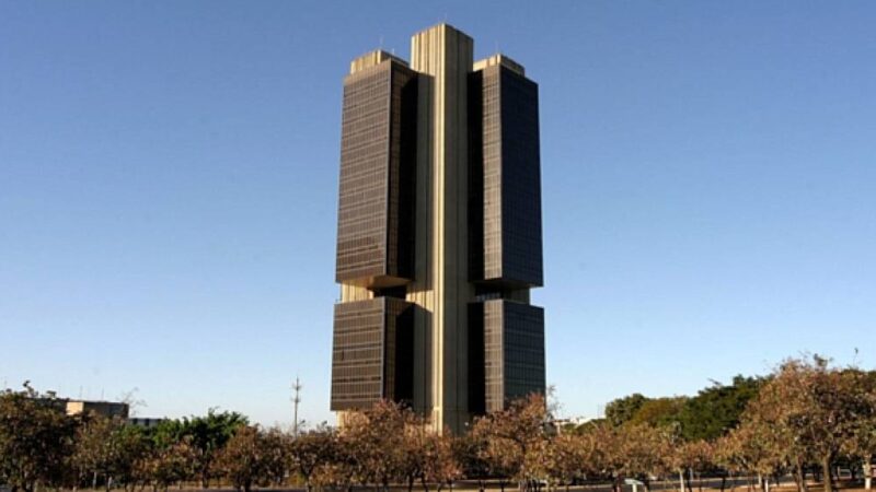 Focus mantém inflação pressionada e indica juros elevados por mais tempo
