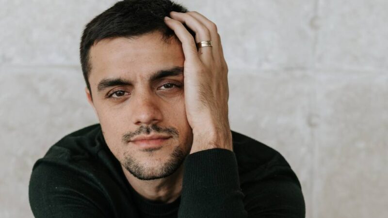 Novamente como vilão, Felipe Simas destaca crueldade em ‘Rio de Sangue’