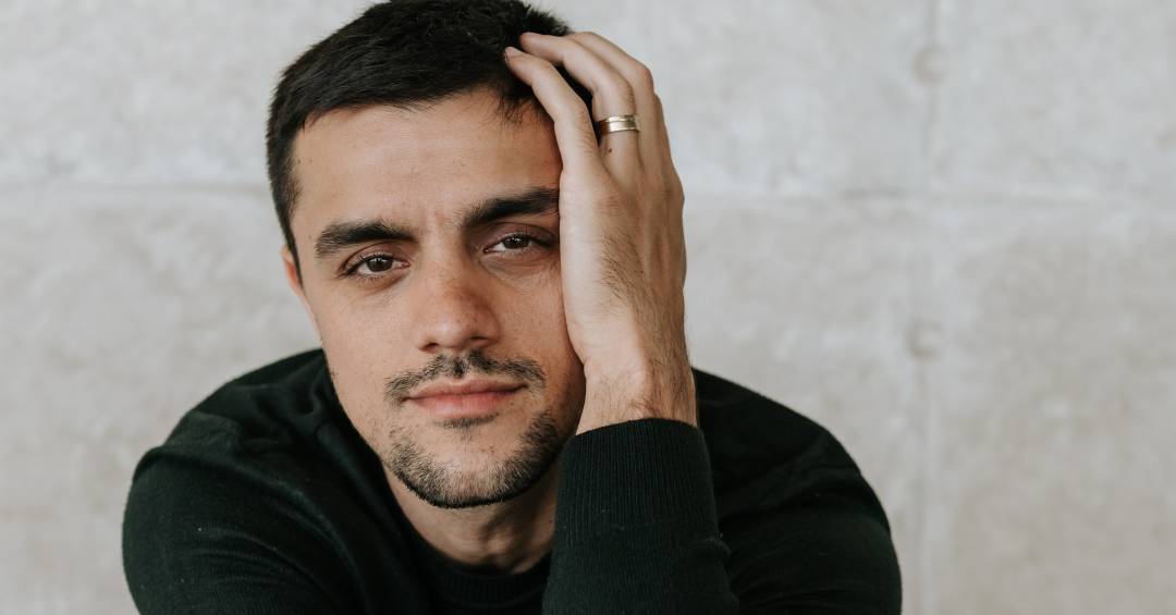 Novamente como vilão, Felipe Simas destaca crueldade em ‘Rio de Sangue’