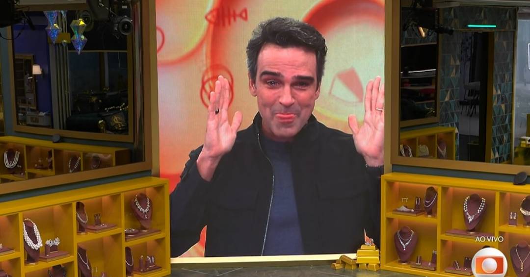 Tadeu Schmidt quebra protocolo e compartilha luto com Ana Paula no BBB 26