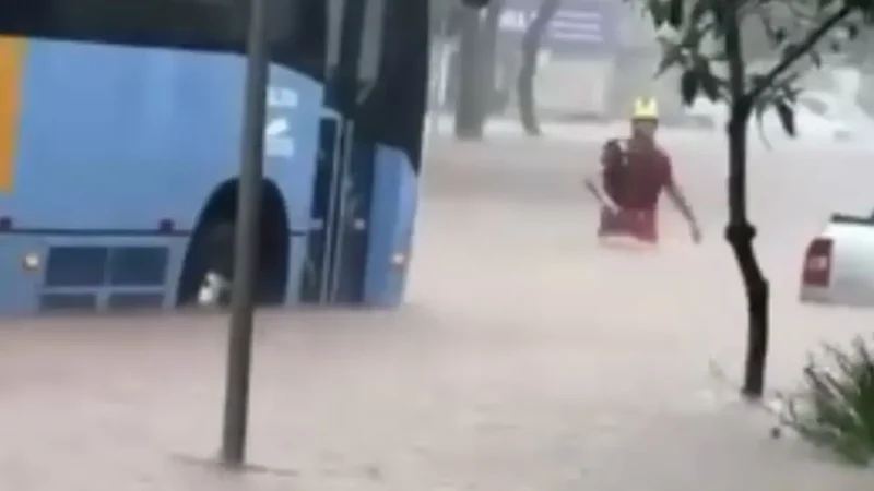 homem enfrenta alagamento até a cintura em Goiânia