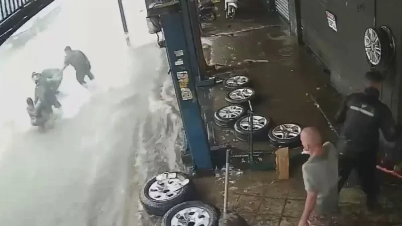 homem quase é arrastado pela enxurrada em Goiânia