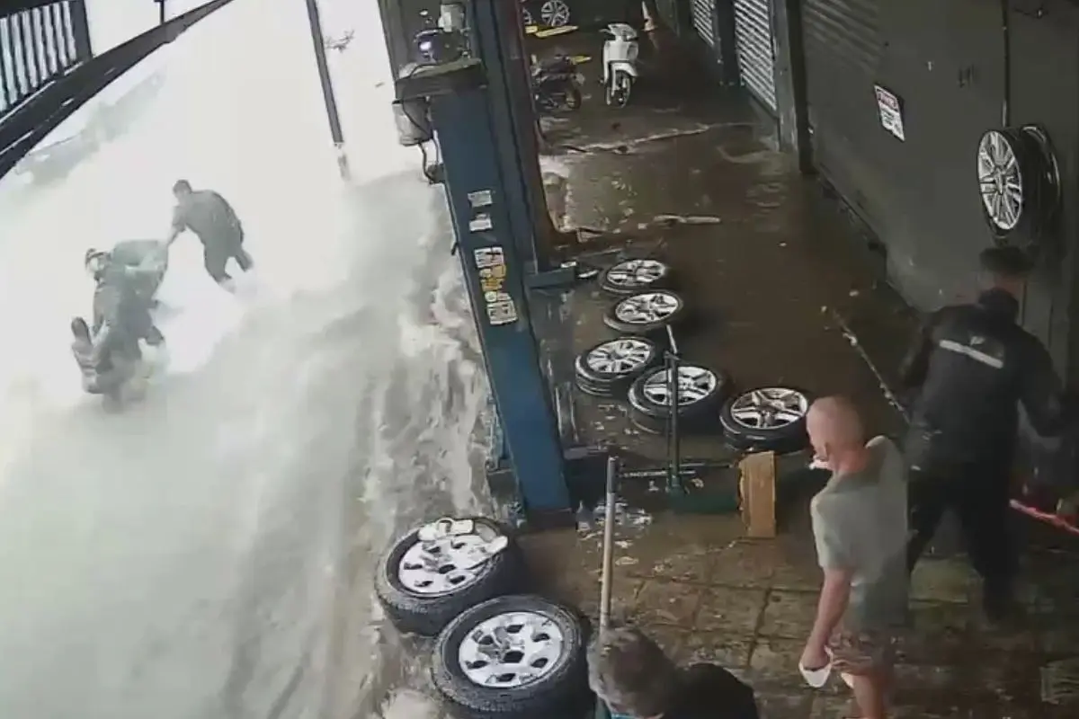 homem quase é arrastado pela enxurrada em Goiânia