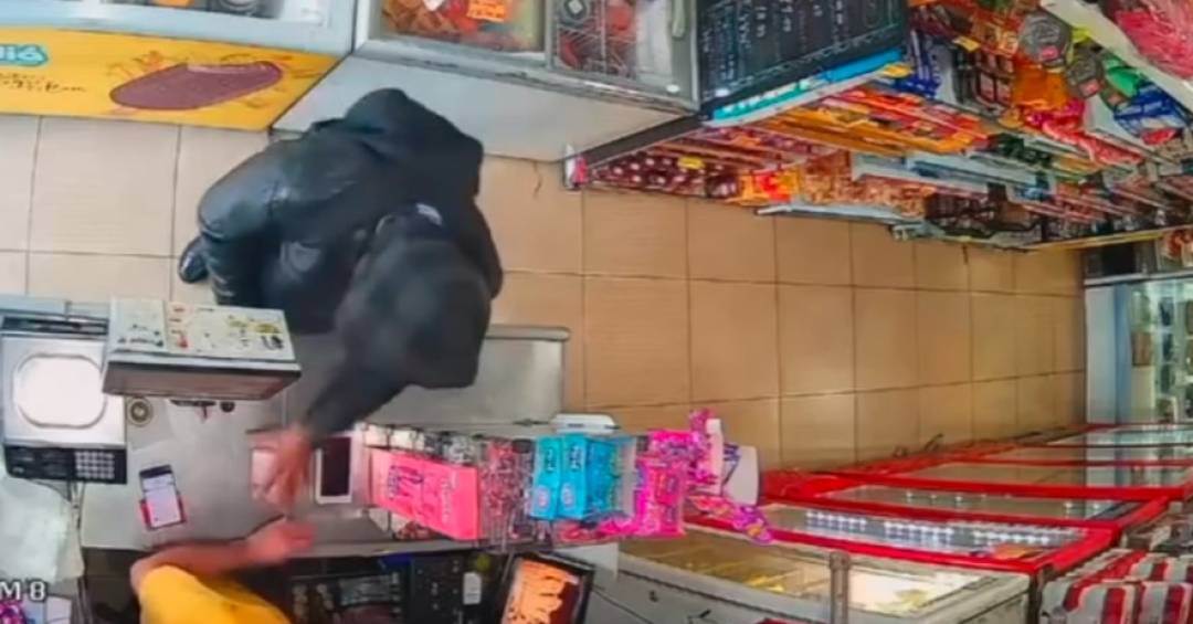 Vídeo: ladrão é baleado e implora para que o deixem fugir