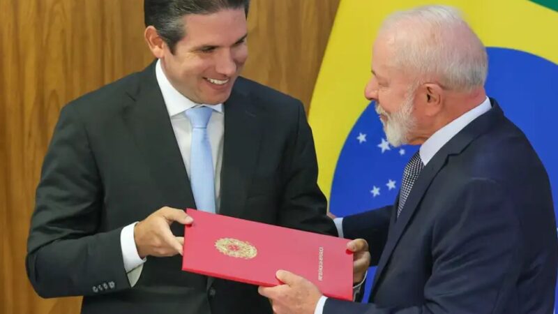 Após avisar Motta, Lula envia projeto de fim da escala 6×1 para o Congresso