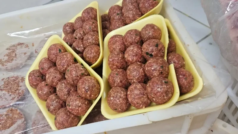 215 kg de carnes impróprias em supermercado de Goiânia