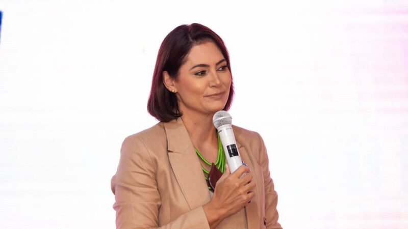 Michelle Bolsonaro aciona Janones na Justiça por fala sobre Vorcaro