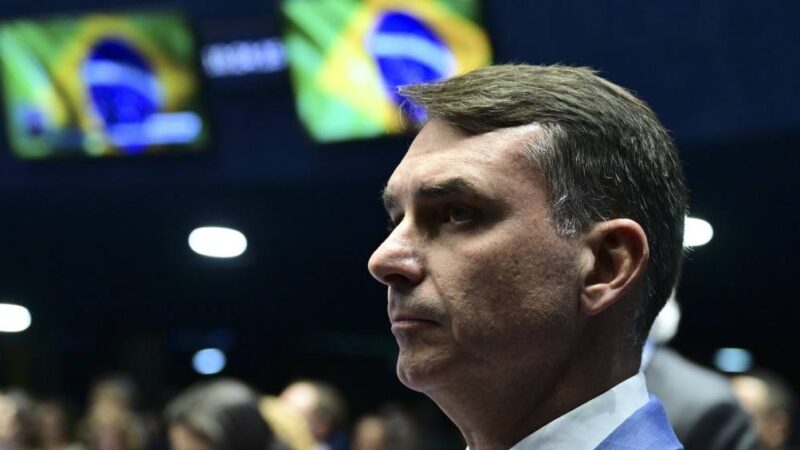 Flávio Bolsonaro ignora ‘Dark Horse’ em ato de pré-candidatura de Derrite